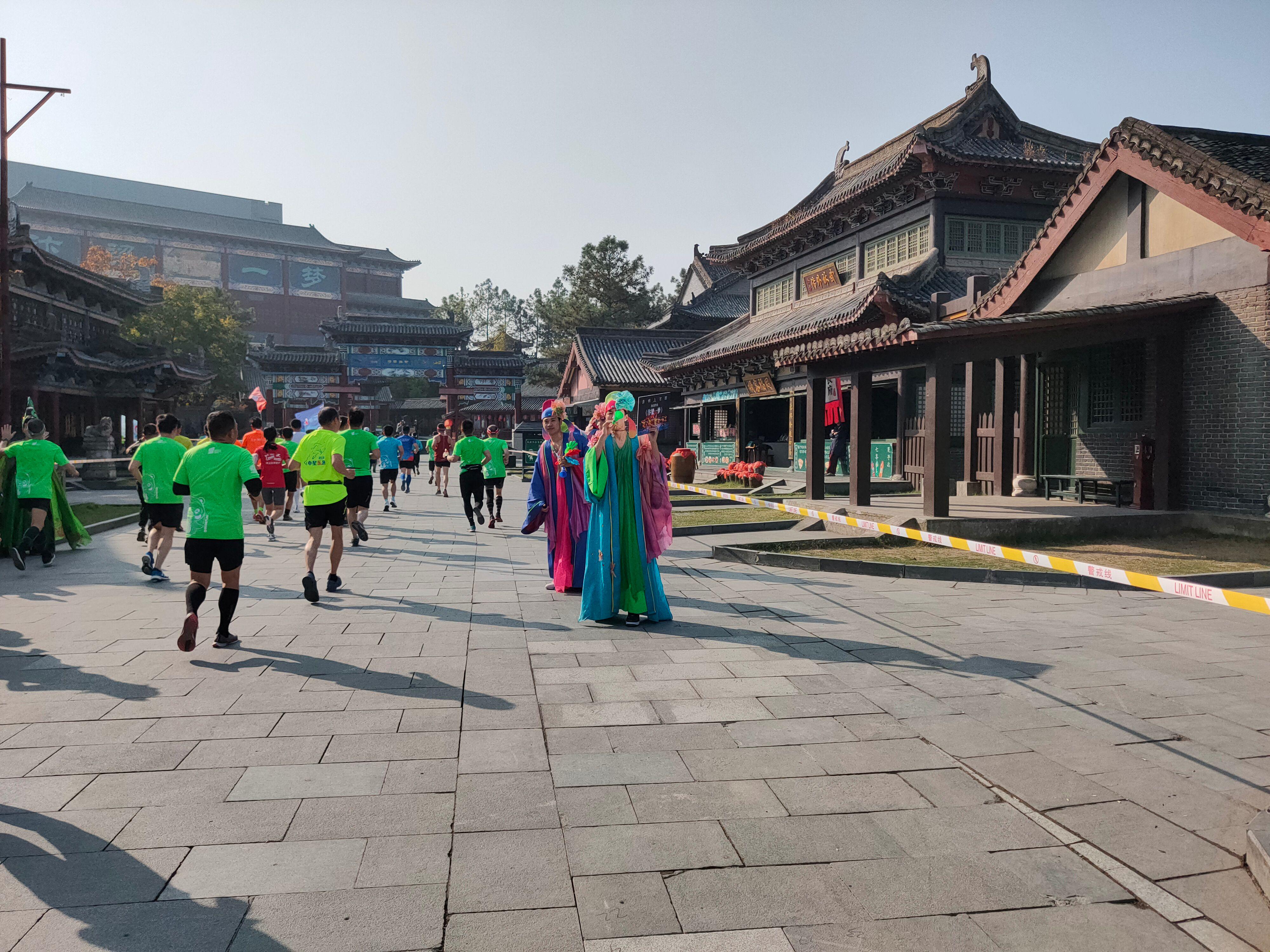 首个全马2022年超燃视频,横店马拉松2023全马颁奖直播