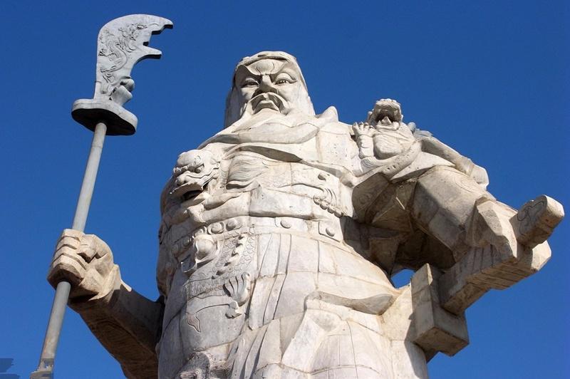 云南石雕关公人物雕像,关公雕像佛纹寓意