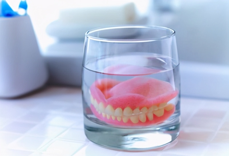 戴活动假牙的老年人要注意,护理不当会把牙齿“毁了”