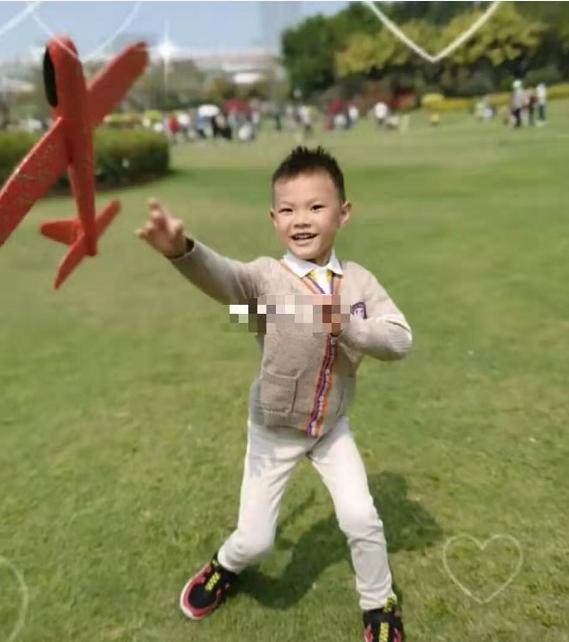 谢杏芳带儿子出游一身名牌超豪气,谢杏芳抱儿子秀恩爱红光满面