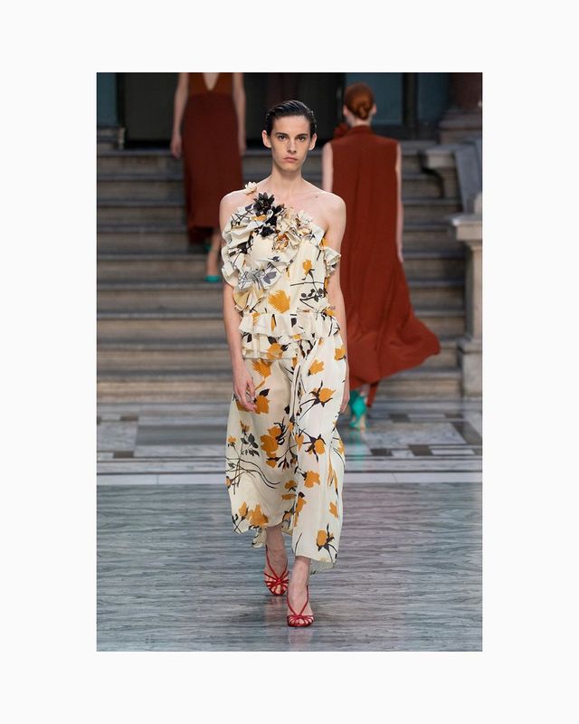 贝嫂单手抱小七的图片,贝嫂带小七走秀