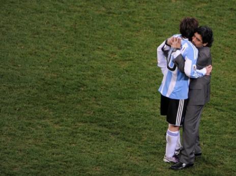 马拉多纳退役后回到那不勒斯,马拉多纳走出半生