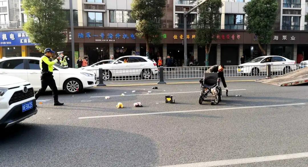 南充一小车被撞得四脚朝天,南充一辆客车被撞翻