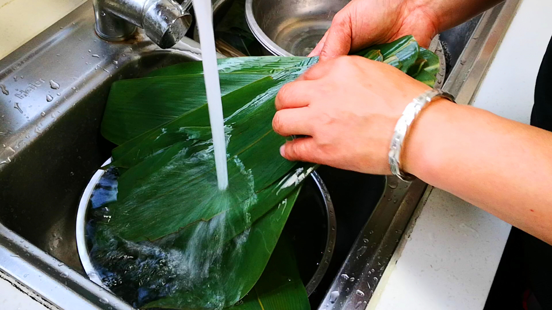 煮粽叶时只加清水,煮粽子时用清水就错了