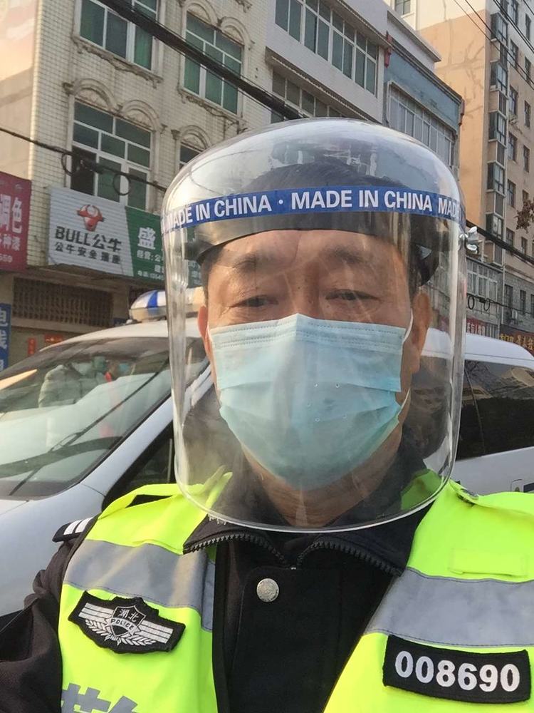 59岁老民警主动请缨上疫情防控一线,龙其安以卡为家创作抗疫诗歌