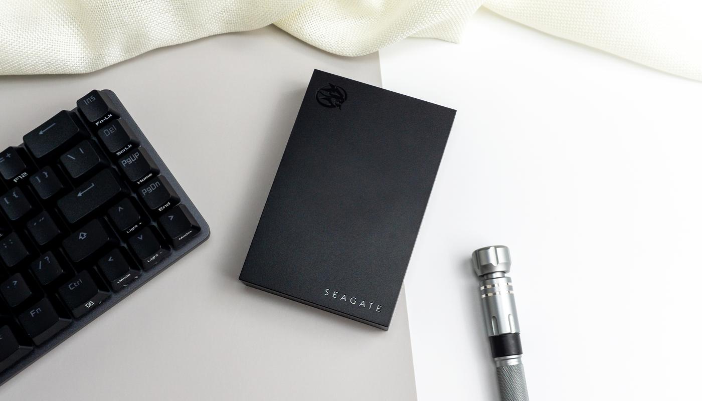 游戏宅的电脑桌面,游戏头戴式耳机rog棱镜s