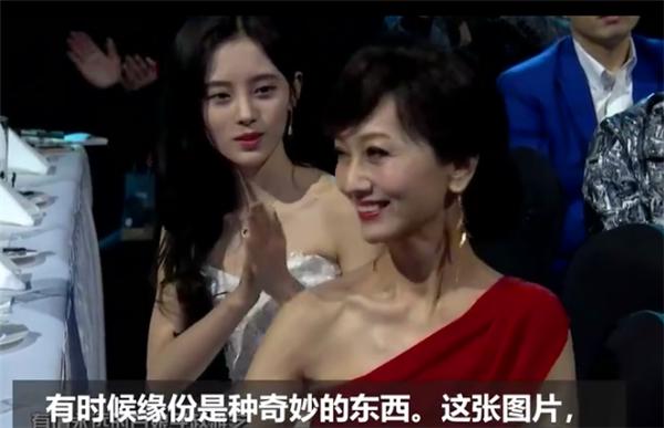 两代白娘子同框，鞠婧祎和赵雅芝，一个清新脱俗一个雍荣华贵