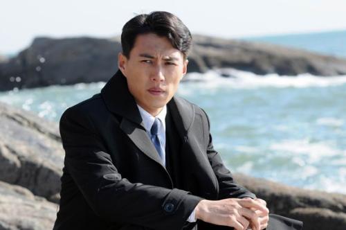 他曾是“职场男神”，娶“北电才女”李佳，今一家四口其乐融融