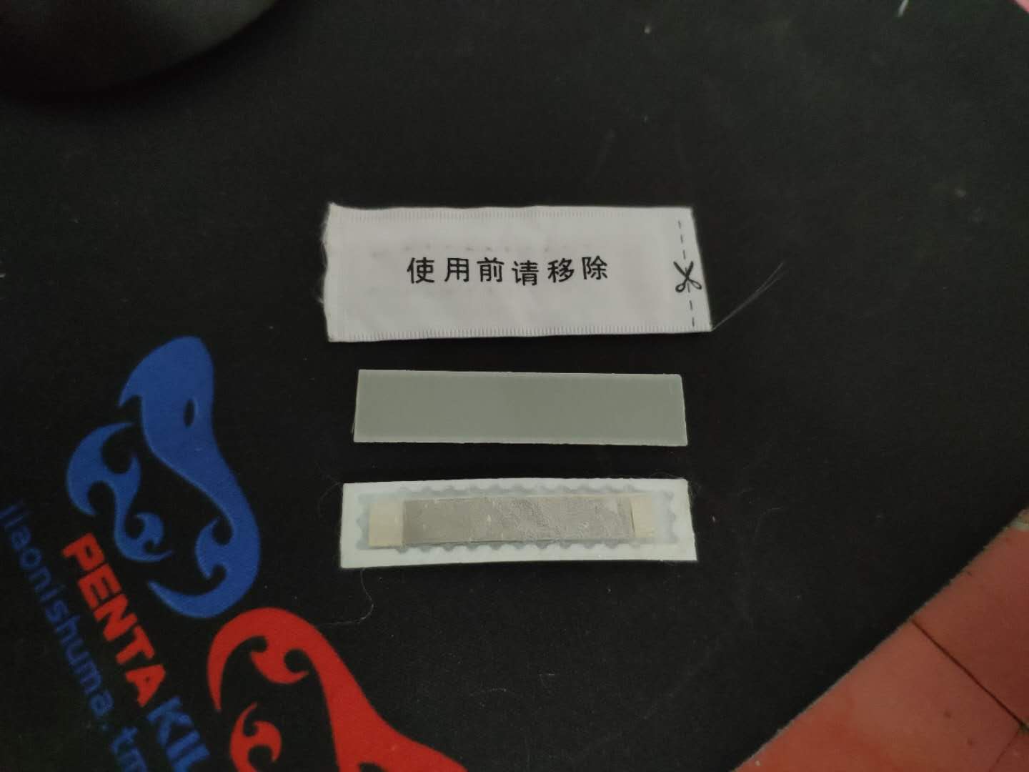 衣服上的防拆标签怎么完美取下,如何完整拆除衣服面料上的标签