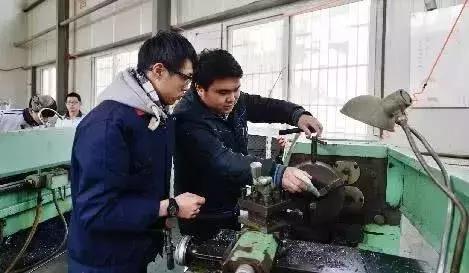 老员工天天迟到早退厂长不管,工厂师傅睡觉老板不管