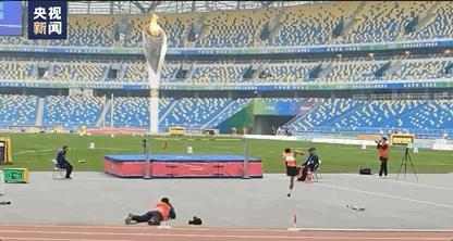 踢足球的帅气的瞬间,足球场上的暴踹瞬间