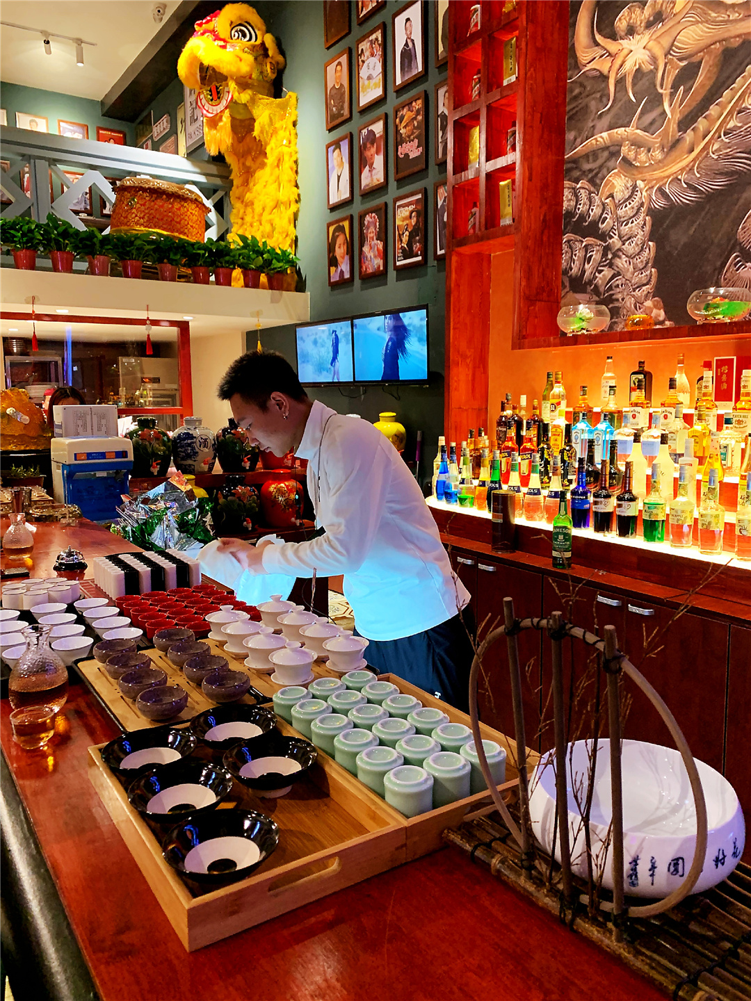 长春桂林路有家电影《叶问》同款火锅酒馆，楼里面有座“香港城”