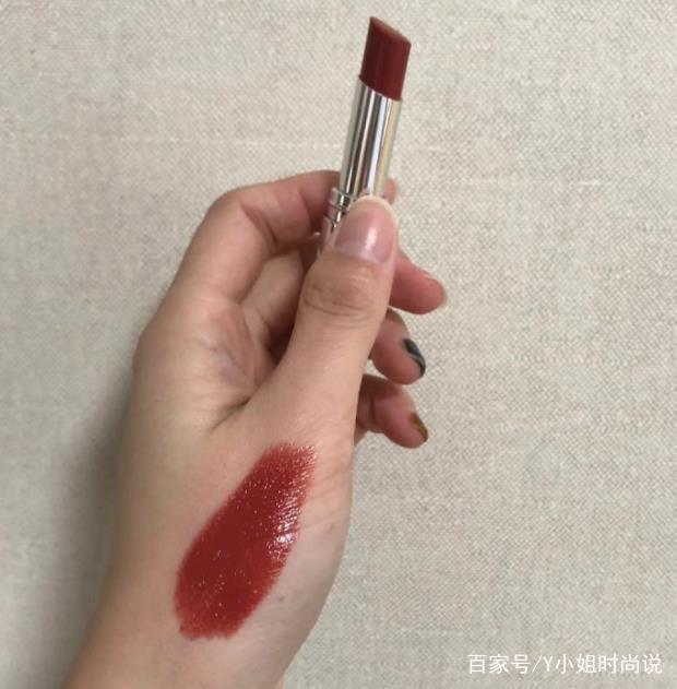 嘴唇颜色暗沉适合什么口红色号,黄皮深唇色适合哪种颜色的口红