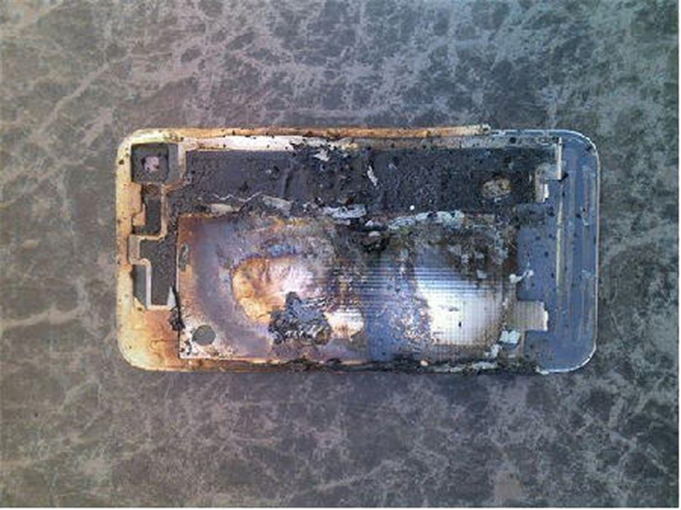 手机充电放枕头下引起火灾,手机在床头充电爆炸