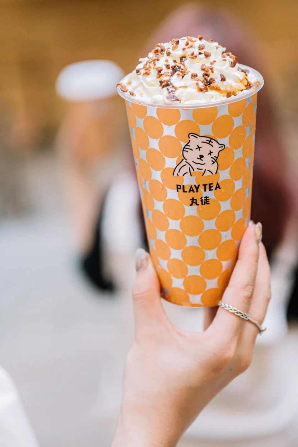 椰椰奶冻茶，会抖臀！1秒卖出1000+杯，有人开货拉拉来买…