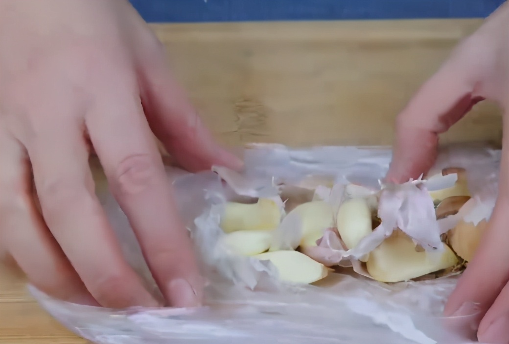 怎样剥大蒜皮又快又好妙招,怎样用小刀快速剥大蒜皮