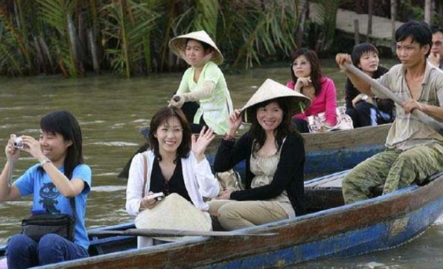 去越南买沉香,越南导游带的沉香