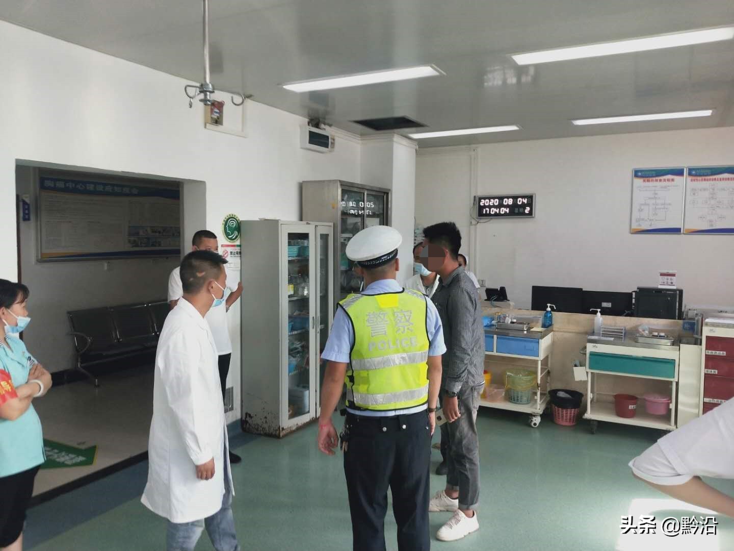 男子行车途中突飞落石,男子行驶途中遇飞来落石砸中车辆