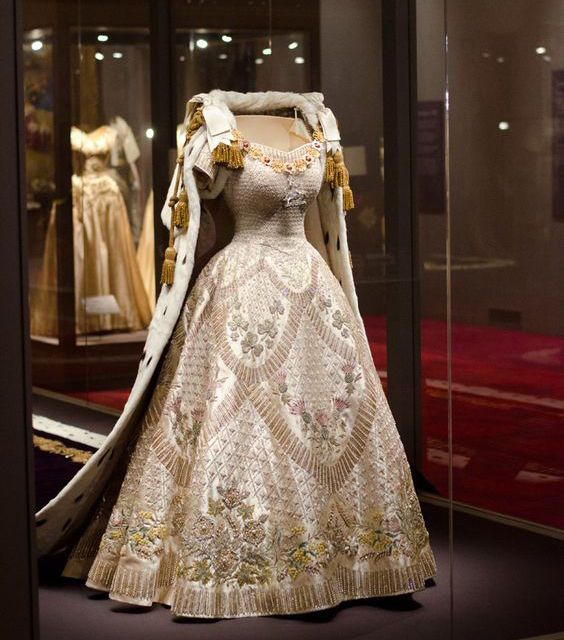 伊丽莎白女王礼服,伊丽莎白女王的礼裙