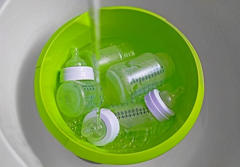 奶粉到底怎么冲才是正确的,冲泡奶粉先加水还是先加奶粉