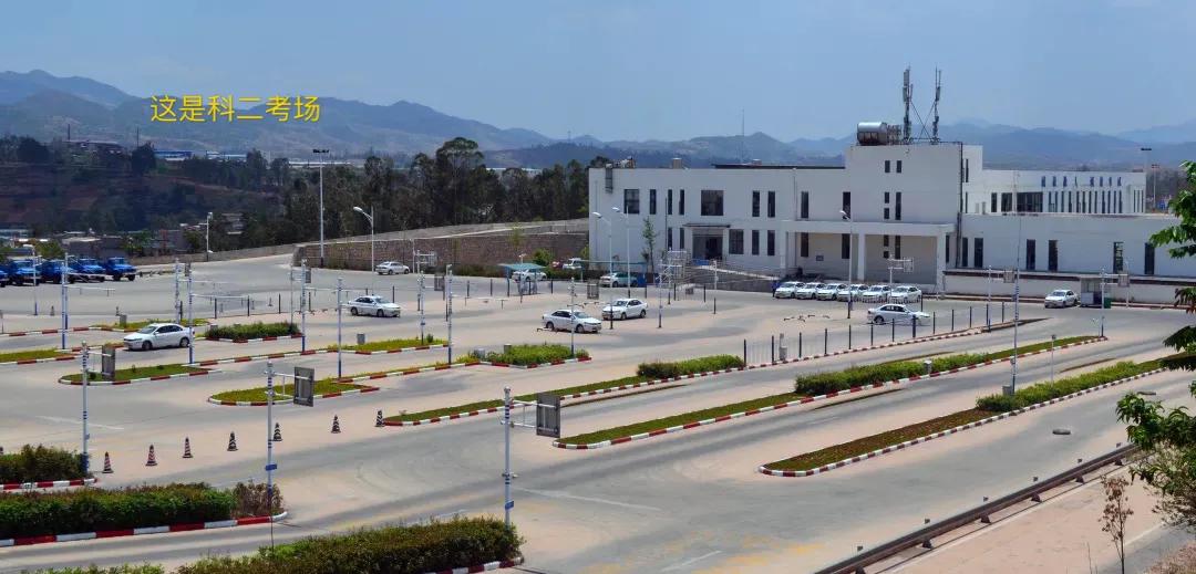 科二倒库起步先松离合还是刹车,科二倒库一边多一边少扣多少分