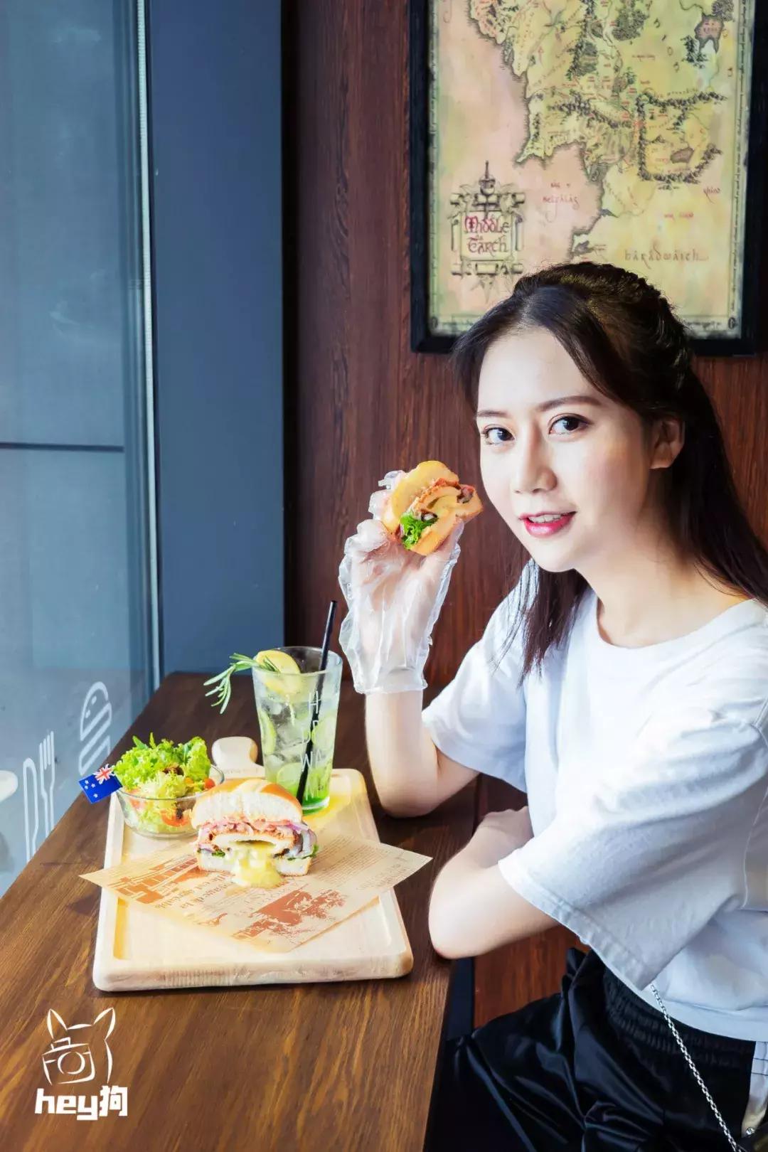 超厚厚厚「黑金汉堡」，想吃嘴要张大大大