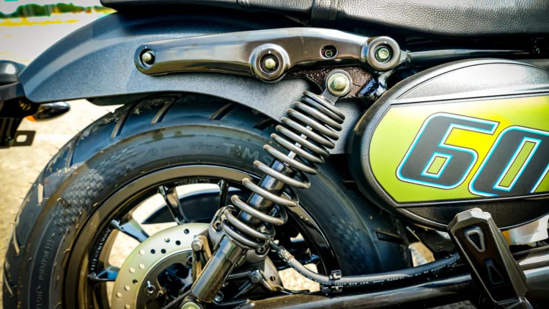 胖虎测评轻骑晓胜GV125S：唯一水冷V缸6气门21980元