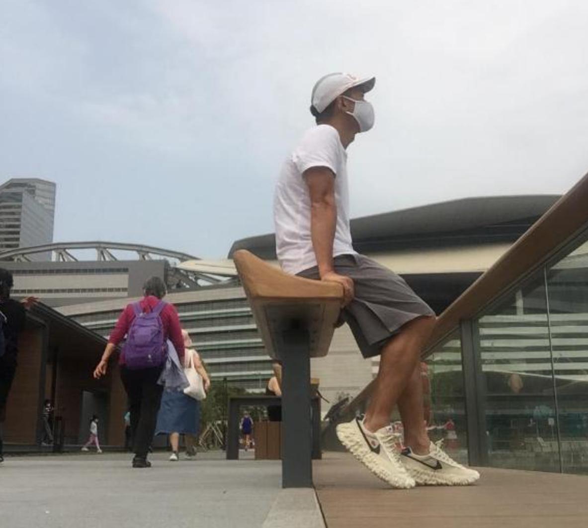 顶风作浪？香港知名艺人不避讳继续晒耐克鞋，惹网友嘲讽：真会玩