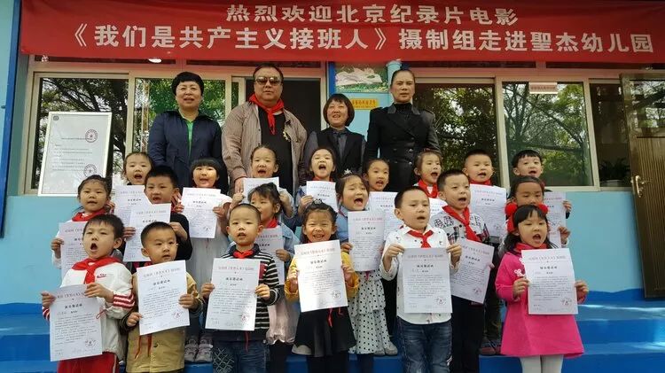 首都艺术家协会秘书长刘建——听家长讲述“红门”里的他