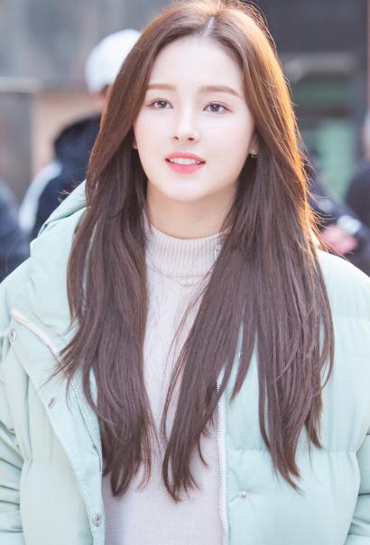 韩女团成员私密照遭泄露,21岁韩国女团偶像后台换衣被偷拍