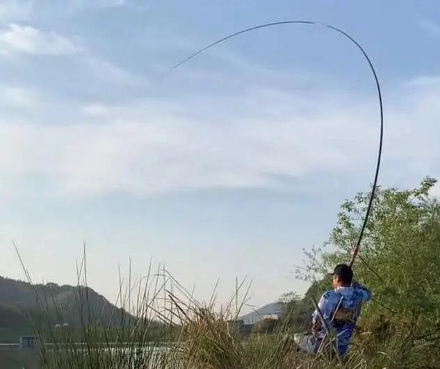 钓鱼防止断线断竿遛鱼技巧,跑铅钓如何避免拔河切线