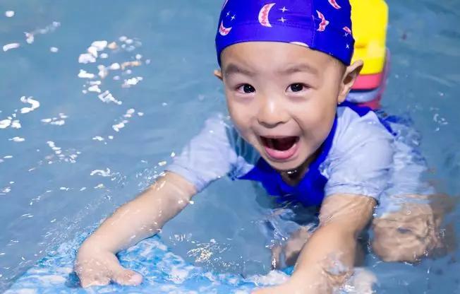婴儿游泳家长常见问题及解答话术,育儿专家说婴儿游泳