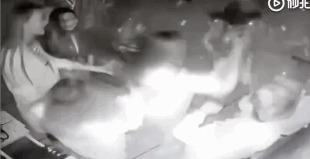 去鬼屋都被吓晕了,去鬼屋玩把工作人员给吓到