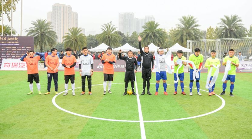 在足球场上如何跟对面的人交流,在足球认识很多朋友