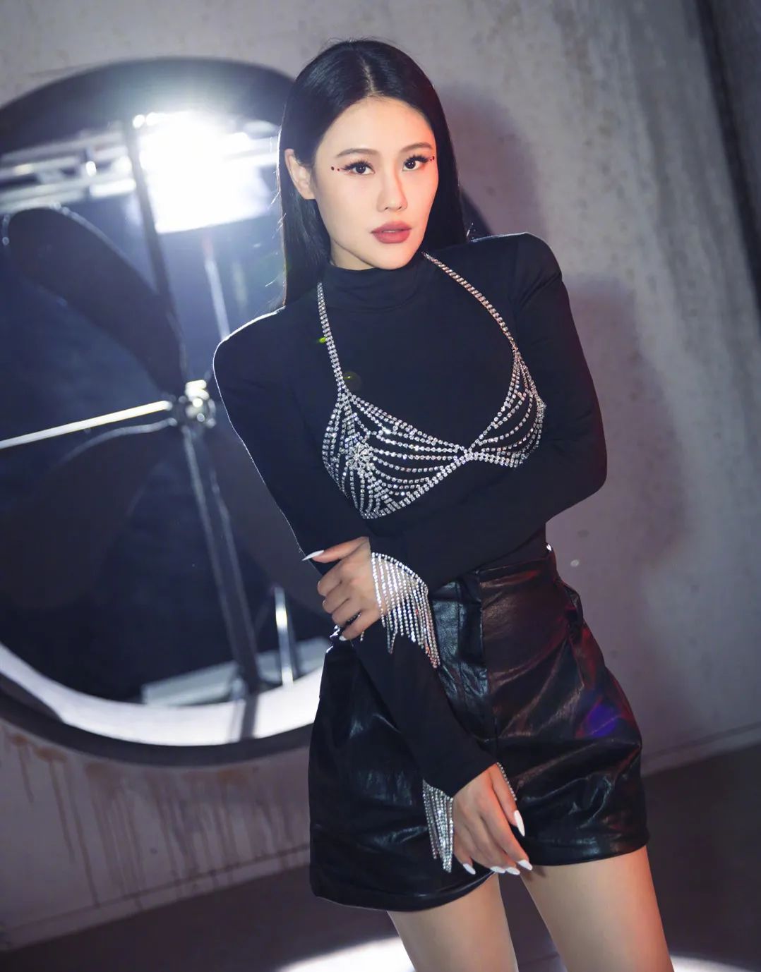 肩膀又宽又厚应该如何有效改善,肩膀又宽又厚的女生怎样穿衣搭配