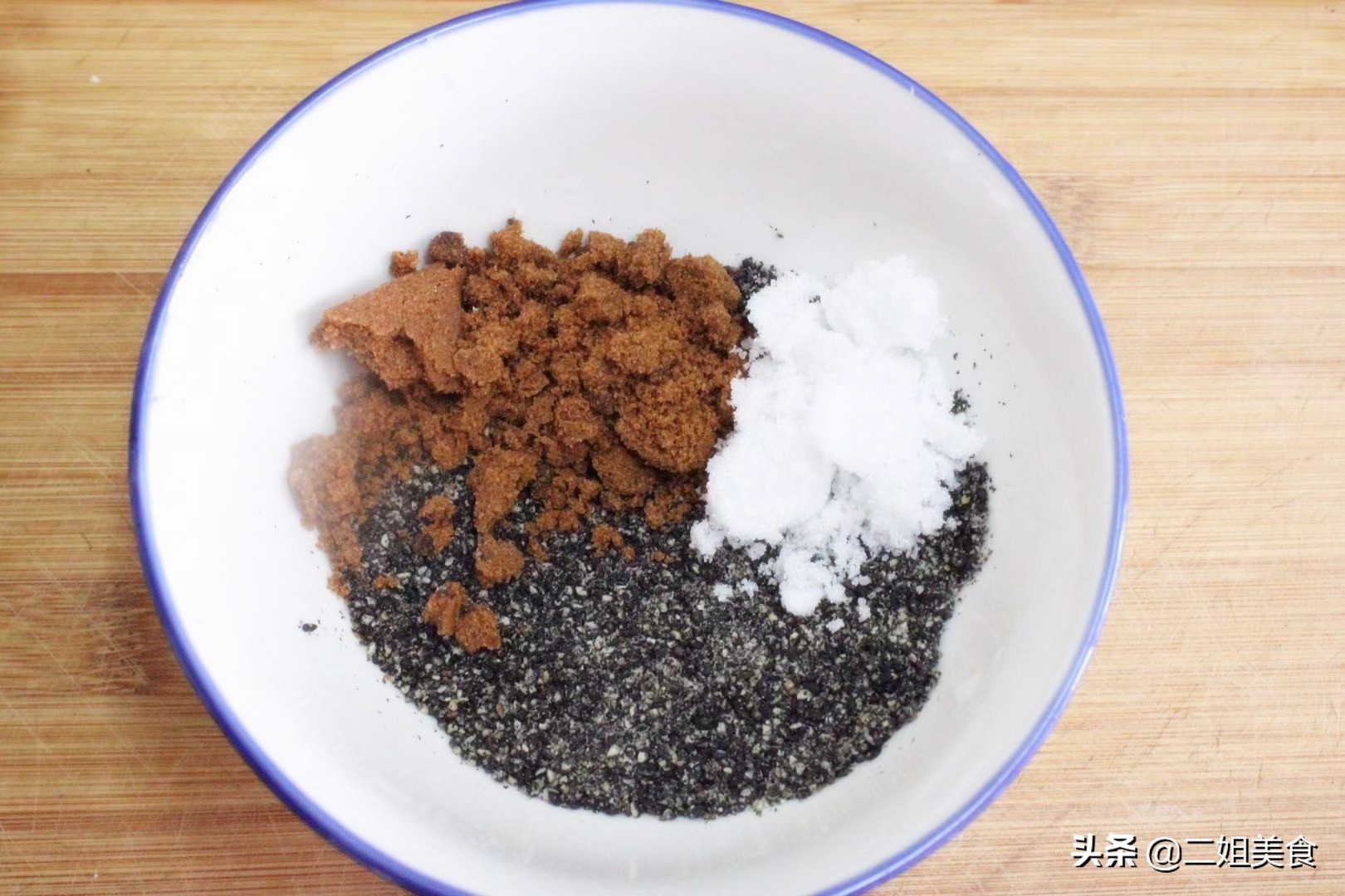 把糯米蒸熟再用油煎,把糯米上锅蒸一蒸