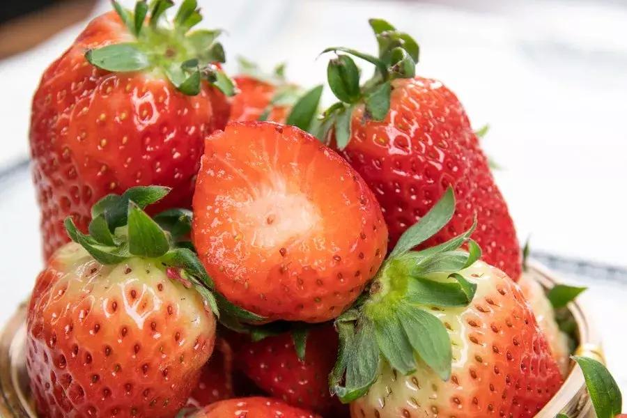 一下子吃了很多草莓,一下子吃了300g草莓