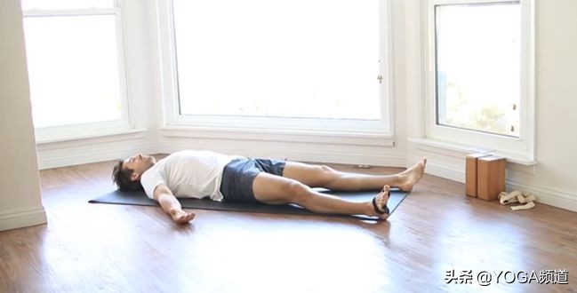 “公狗腰”out了，现在流行的是“鲨鱼线”▷每日一练