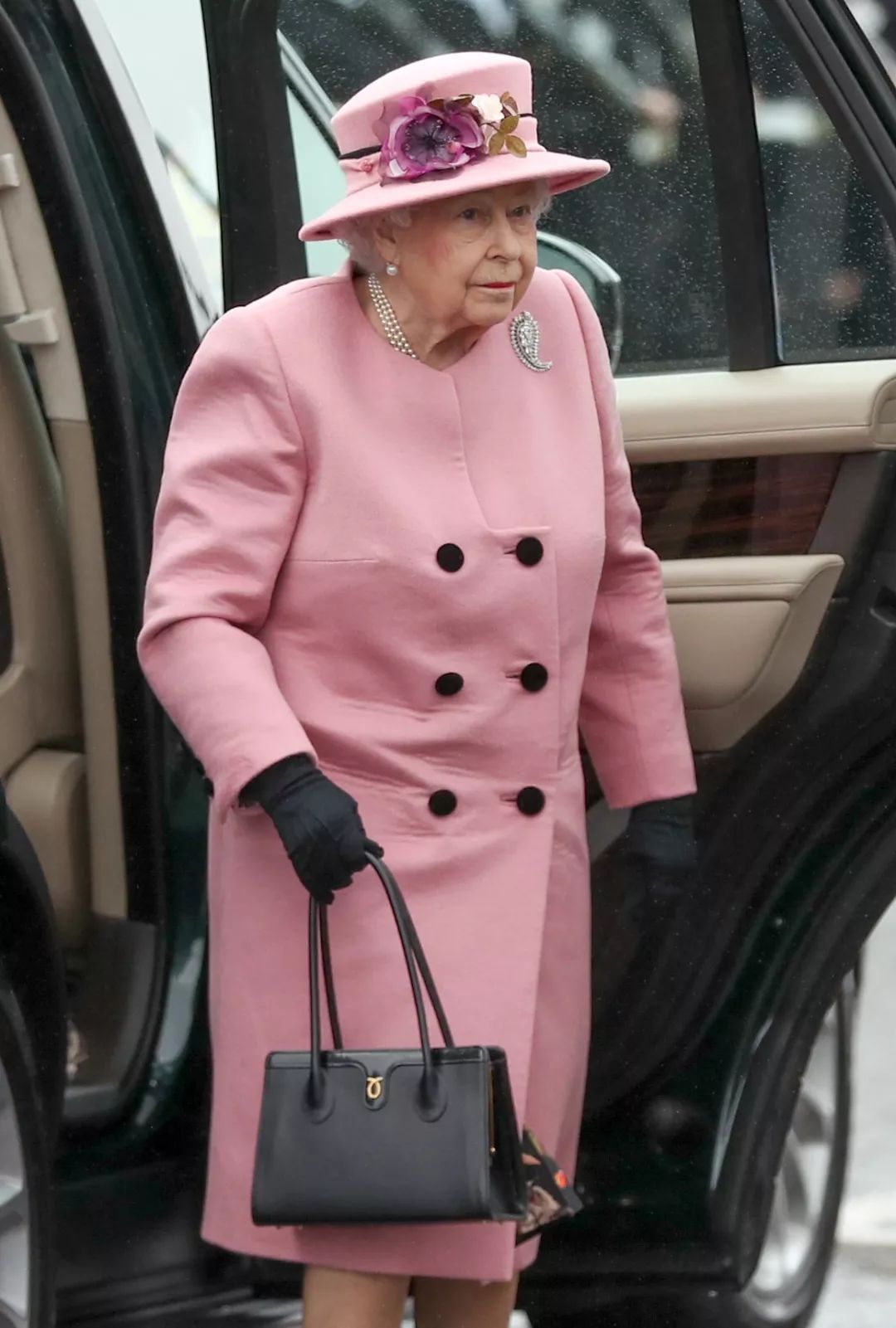 粉红色太减龄阿姨也能穿出少女感,一抹淡粉色该如何搭配更减龄