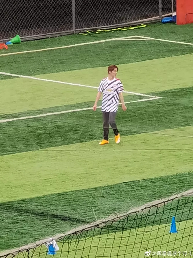 偶遇邓超陈赫鹿晗迪士尼,邓超鹿晗李晨综艺踢足球