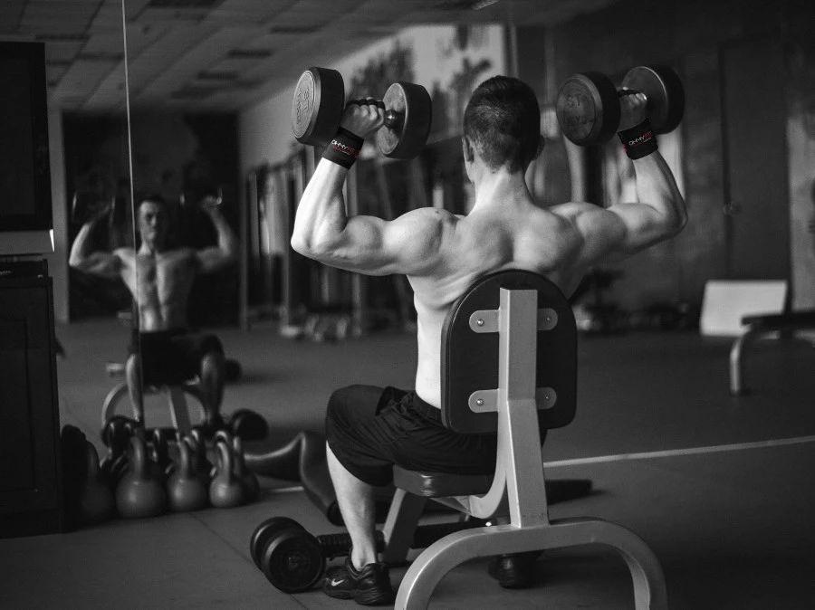 4个动作锻炼肩膀,你还在为肩周炎苦恼吗