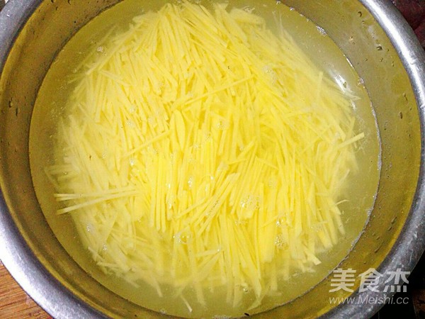 炒土豆丝注意点,炒土豆丝时哪种做法不粘锅