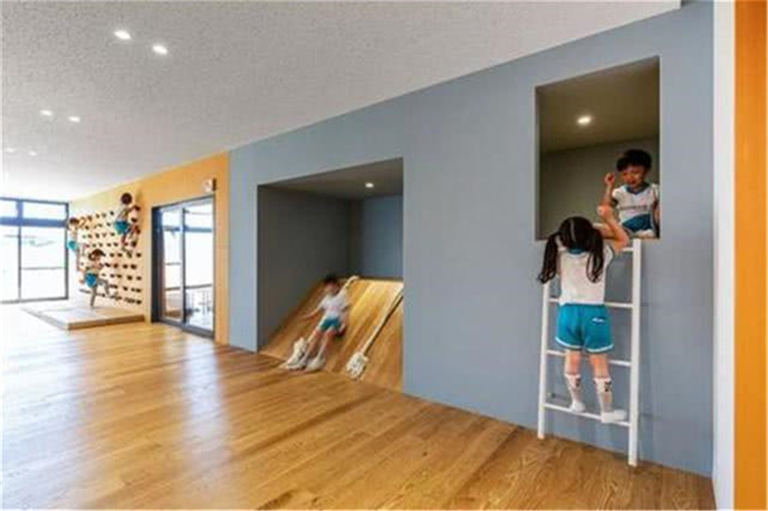 婴儿下楼梯总感觉害怕,孩子胆小不敢下楼梯怎么办