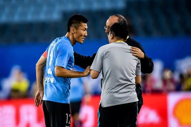 球衣号码宣离队?大连人41岁老将12号被“剥夺”,6号已给新铁腰