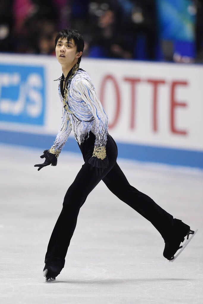 羽生结弦穿花衬衫2018,羽生结弦花衬衫拼接款