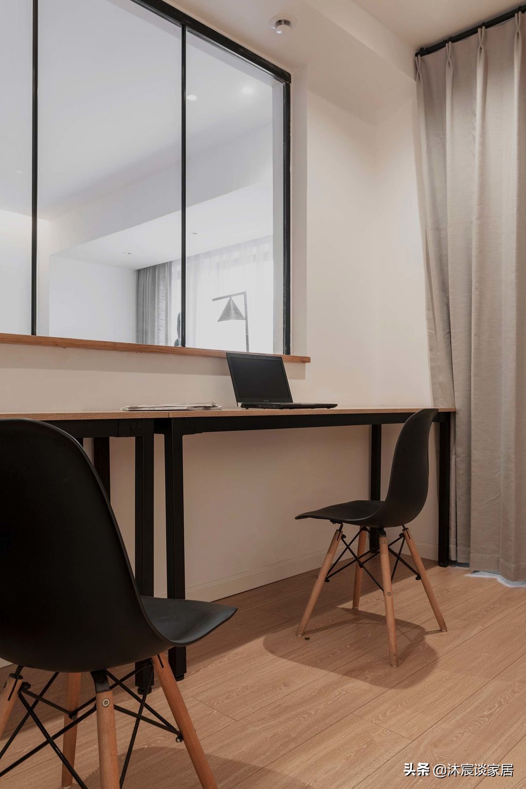 她在沙发后面“掏洞”造窗，完工后发现太明智了，全屋温暖又自然