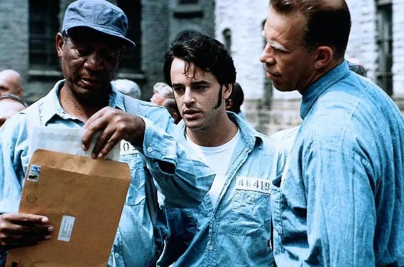 肖申克的监狱生活,肖申克的救赎监狱长贪污片段