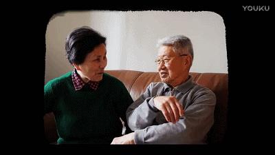 90岁夫妇恋爱日常，诠释了“与子偕老”：我忘了全世界，但记得你