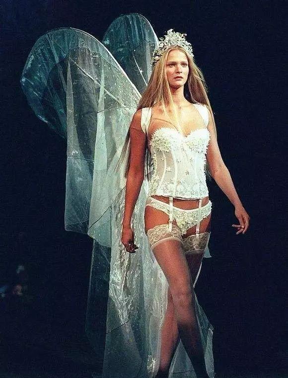 超模届传奇天神，维秘T台一脱惊艳世人，巅峰期竟突然退圈？