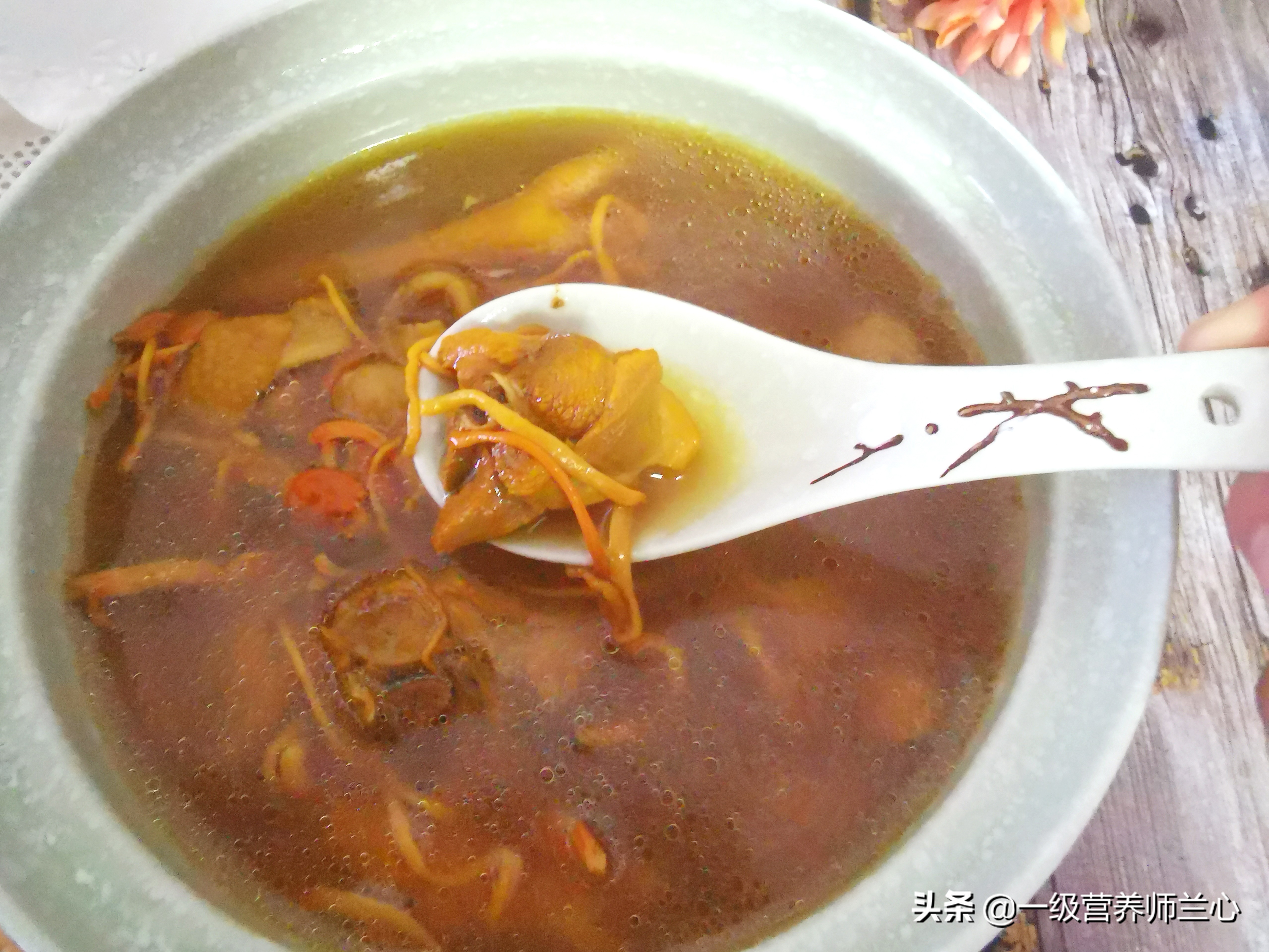 炖鸡汤鲜虫草花好还是干虫草花好,冬虫夏草和虫草花一起炖汤可以吗